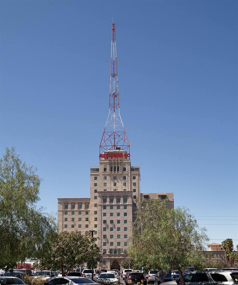 The Westward Ho tower in downtown Phoenix today, with the radio mast added in 1949
